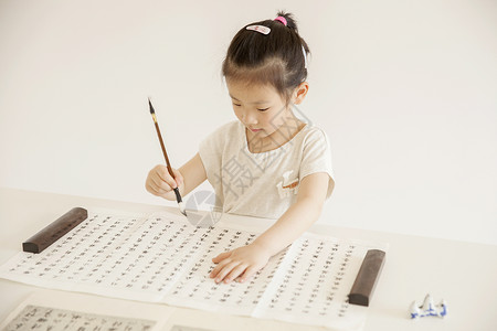 传统文具女孩在练习书法背景