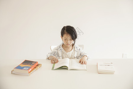 在家里看书的女孩女孩在家里学习阅读背景