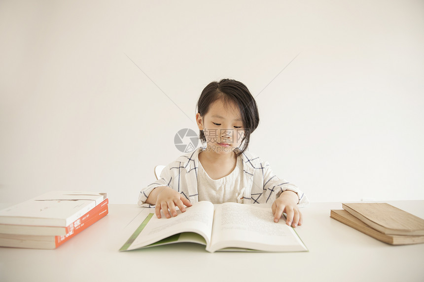 女孩在家里学习阅读图片