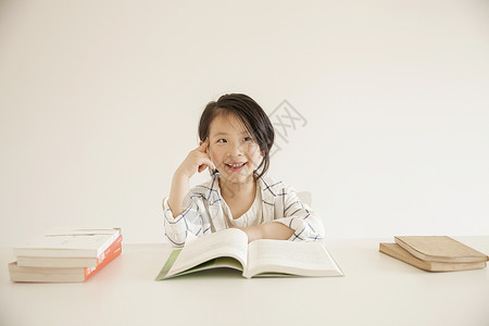 在家里看书的女孩女孩在家里学习阅读背景