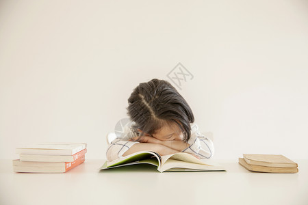 女孩在学习时睡着了图片