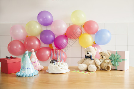生日儿童生日蛋糕和玩具礼物背景