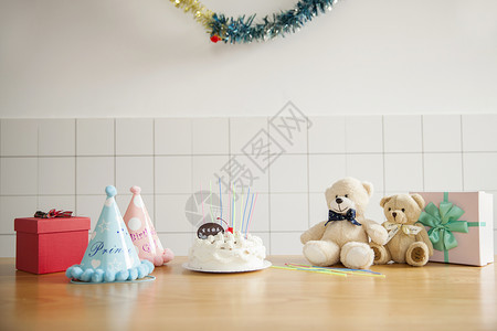儿童花环生日蛋糕和玩具礼物背景