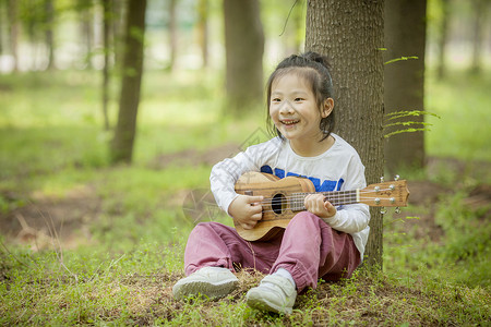 森林音乐女孩在森林里弹尤克里里背景