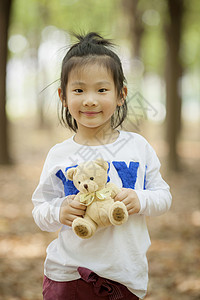 女孩子抱着玩具熊背景图片