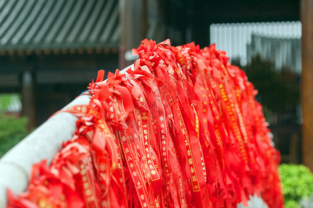 还愿寺庙里祈福的红丝带背景