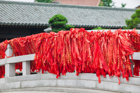 还愿的寺庙里祈福的红丝带背景