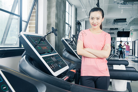 健身房跑步机运动女性图片