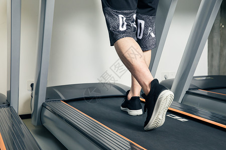 脚部运动健身房跑步机跑步脚部局部特写背景