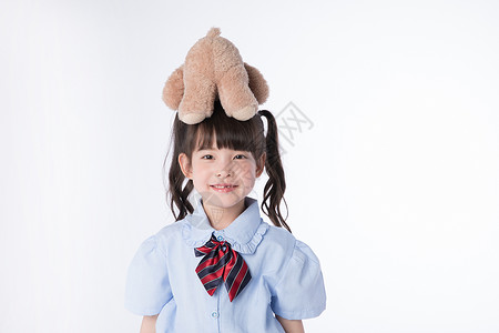 可爱熊形象小女孩儿童学生形象手拿玩具熊背景