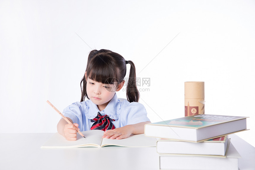 小女孩儿童课桌上学习教育图片