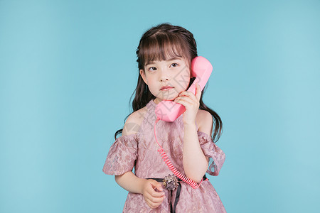 儿童节儿童形象手持粉色玩具电话背景图片