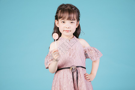 儿童节小女孩儿童手持棒棒糖背景图片