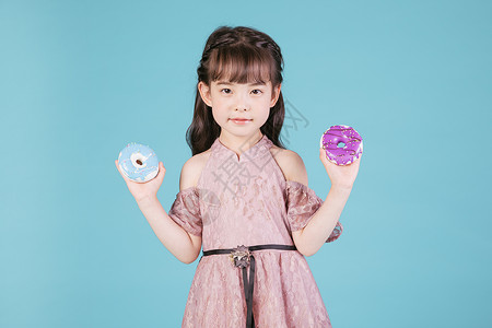 可爱小女孩儿童节手持甜甜圈背景图片