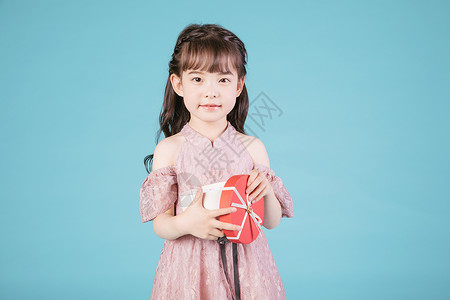 小女孩儿童节手持礼物盒背景图片