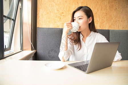 商务女性咖啡馆喝咖啡背景图片