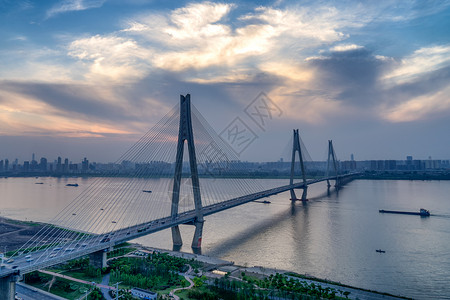 光照射绚烂云彩下的武汉天兴洲长江大桥背景