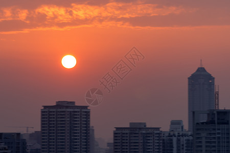 景观工程天空分层日落景观下的城市背景