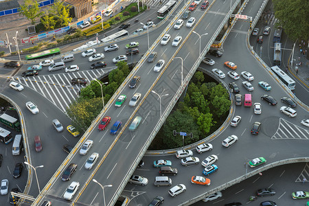 炎热街道繁忙的城市立交桥背景