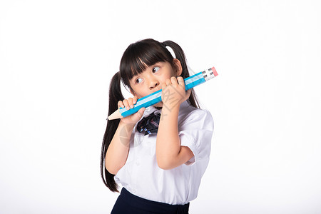 小女孩抱铅笔抱着铅笔的穿校服思考的小女孩背景