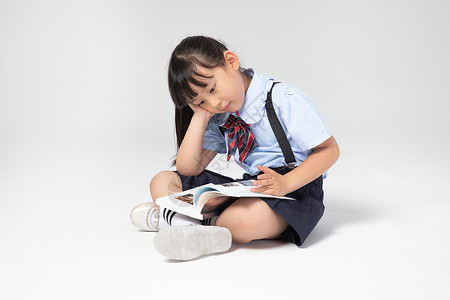 穿校服的小女孩在看书图片