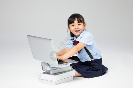坐着玉兔的孩子坐着使用电脑的小女孩背景