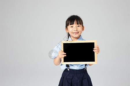 手拿黑板的小女孩背景图片
