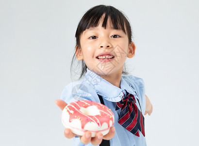 给予者给予食物的小女孩背景