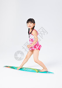 踩在冲浪板上的小女孩图片