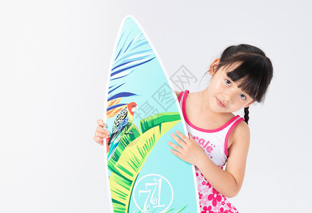 手拿冲浪板的泳装小女孩图片