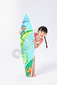 手拿冲浪板的泳装小女孩背景图片