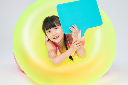 可爱小花气泡框手拿蓝色对话气泡框的泳装小女孩背景