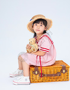 手绘礼帽熊公仔坐在旅行箱上的小女孩背景