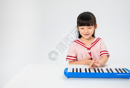正在弹琴的小女孩高清图片
