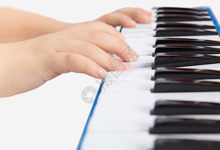 弹儿童琴的手图片