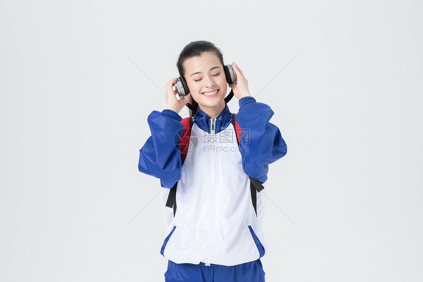 女性学生校服书包听歌图片