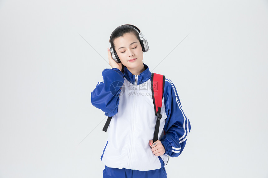 女性学生校服书包听歌图片