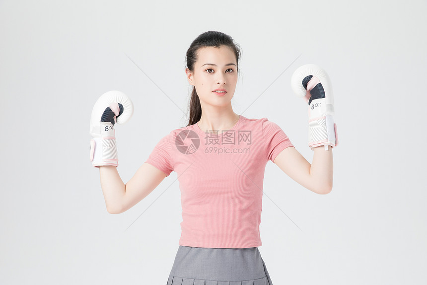 活力青年女性拳击手套图片
