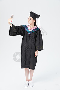 毕业大学生穿学士服自拍图片