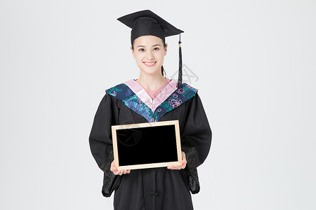 毕业啦相框女性毕业生人像手持黑板背景