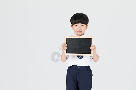 可爱小黑板手拿小黑板展示的儿童男孩背景