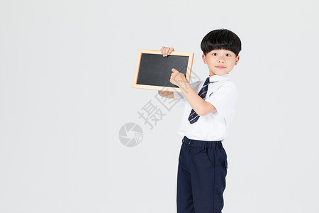 可爱小黑板手拿小黑板展示的儿童男孩背景