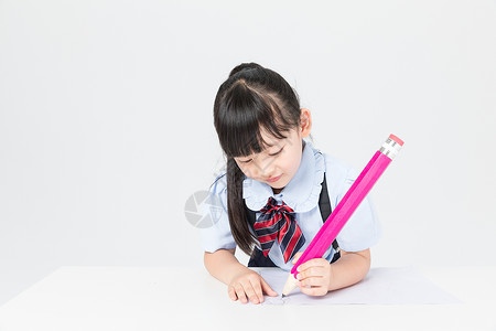 拿着铅笔的女孩拿着铅笔写字的小女孩背景