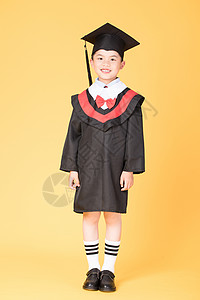 儿童学生穿学士服拍毕业照图片