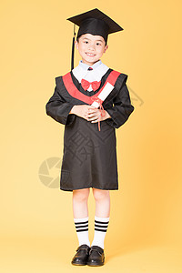 儿童学生穿学士服拍毕业照背景图片