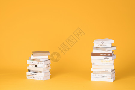 简洁世界读书日宣传海报简洁黄色背景上的书堆背景