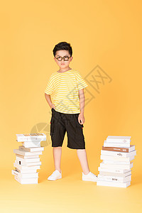 站在书堆旁的小朋友教育人像图片