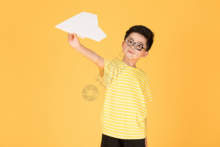 黄色纸飞机飞纸飞机的快乐男孩儿童背景