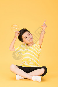 拿着电灯泡思考想问题想象的儿童背景图片