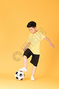 玩球孩子踢足球玩球的儿童男生男孩背景